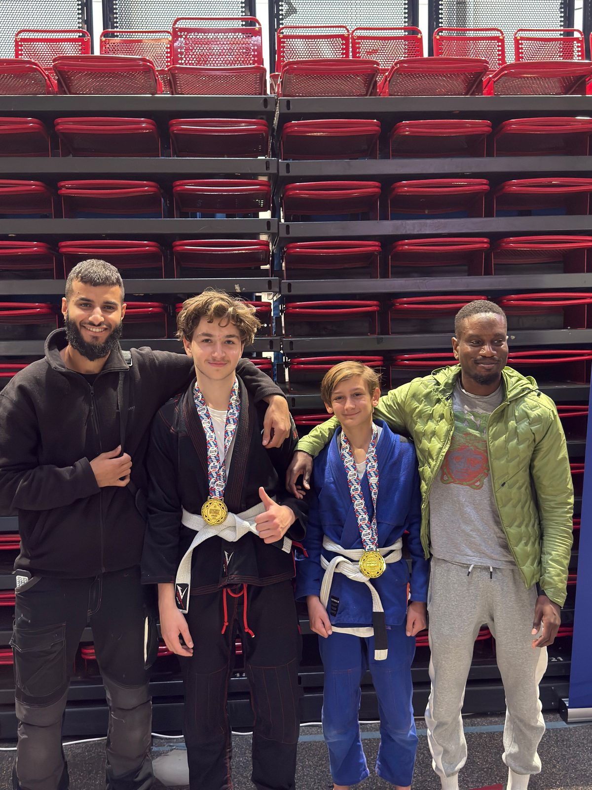 Jeunes adhérents du SSK Fighting avec leurs médailles